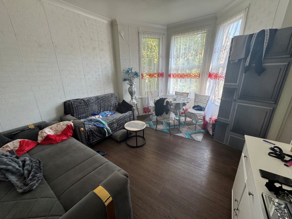 Lot: 72 - FREEHOLD BLOCK OF FOUR FLATS - Flat 3 - Living room